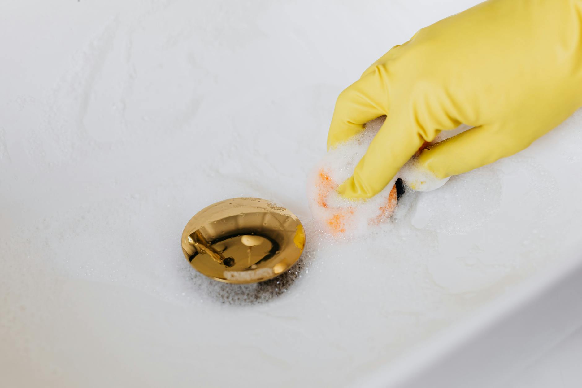 10 Household Hacks with Baking Soda and White Vinegar
